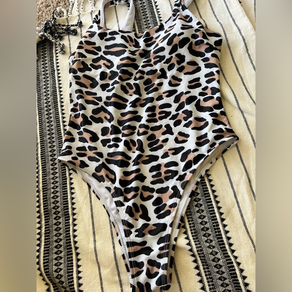 ONE PIECE SEXY BATHINGSUIT